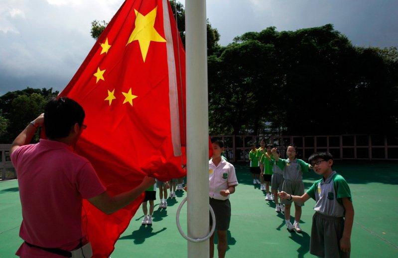 黄金交易提醒:美国职位空缺数据强劲,金价触及两周新高后回落,等待美联储决议